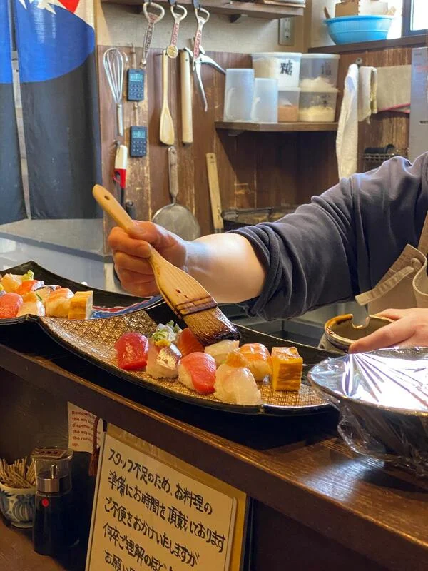 Sushimeister bei der Zubereitung